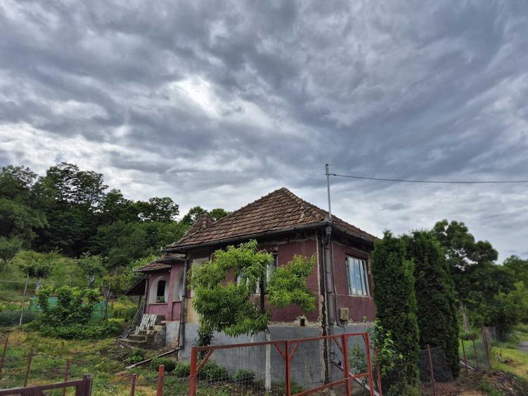 Casă cu 3 camere decomandat în Măhal