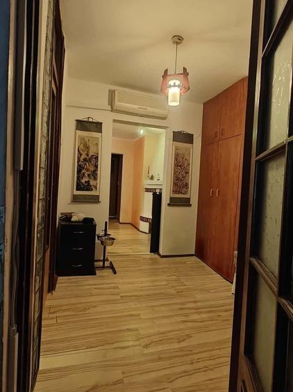 Apartament cu 3 camere semidecomandat în Central