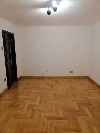 Apartament cu 3 camere decomandat în Calea Romanului