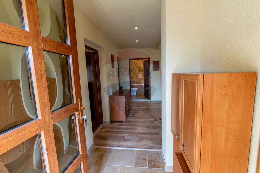 Casă individuală cu 3 camere cu Teren 2497 Mp în Central