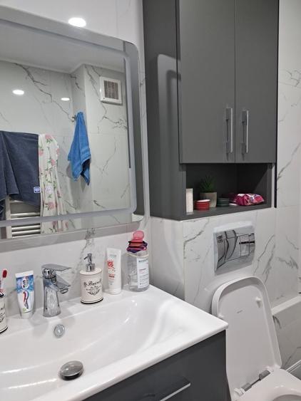 Apartament cu 3 camere decomandat în 1 Decembrie