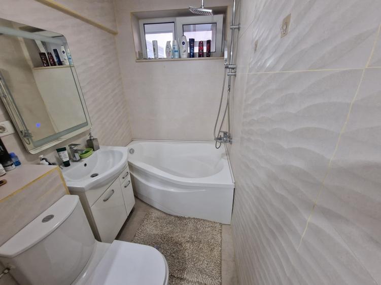 Apartament cu 3 camere semidecomandat în Drumul Taberei