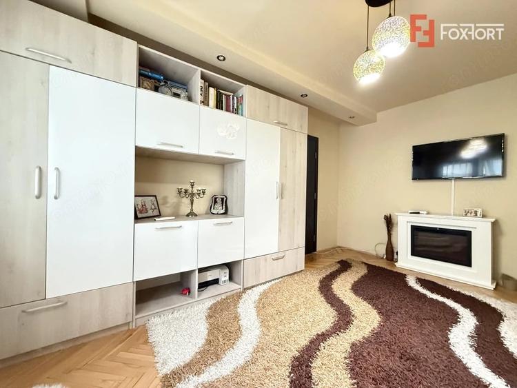 Apartament cu 3 camere semidecomandat în Lipovei