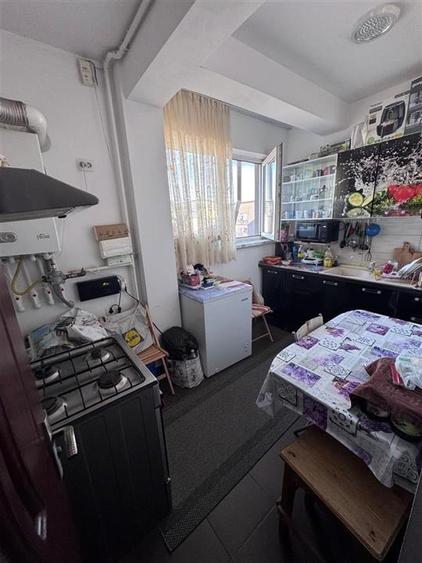 Apartament cu 3 camere semidecomandat, mobilat în Berceni