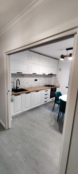 Apartament cu 3 camere decomandat în Exterior Vest
