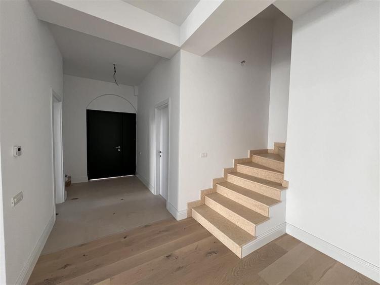 Casă individuală cu 9 camere cu Canalizare în Corbeanca