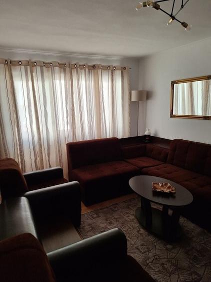 Apartament cu 3 camere semidecomandat în Cetate