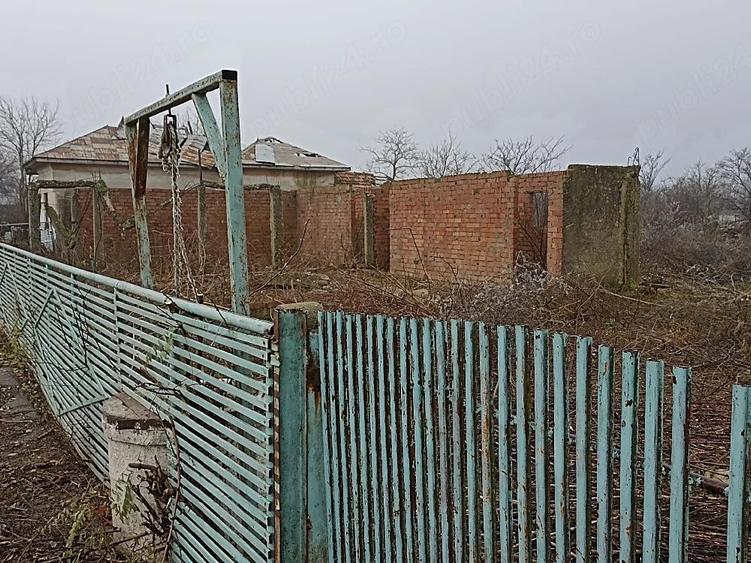 Casă cu 6 camere cu Teren 1800 Mp în Galbenu