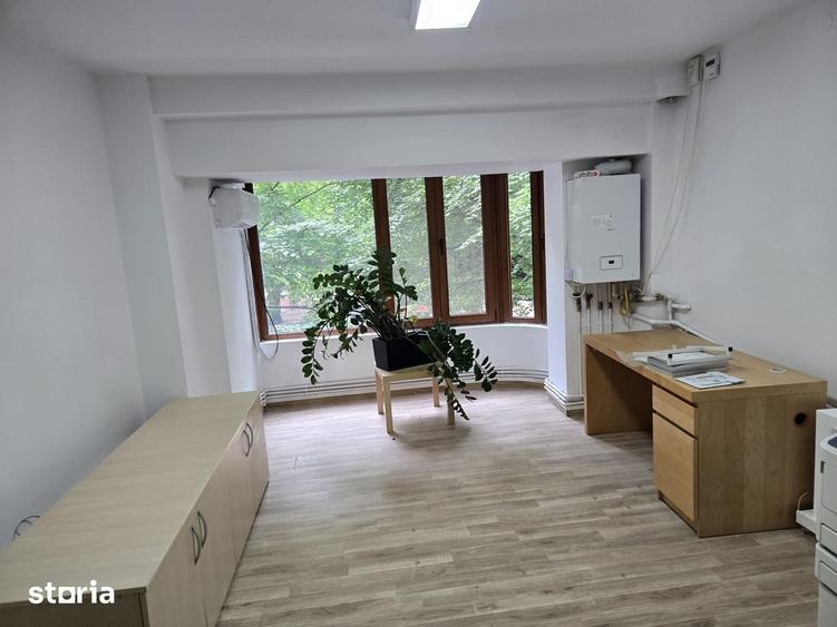Apartament cu 3 camere semidecomandat în Centrul Civic