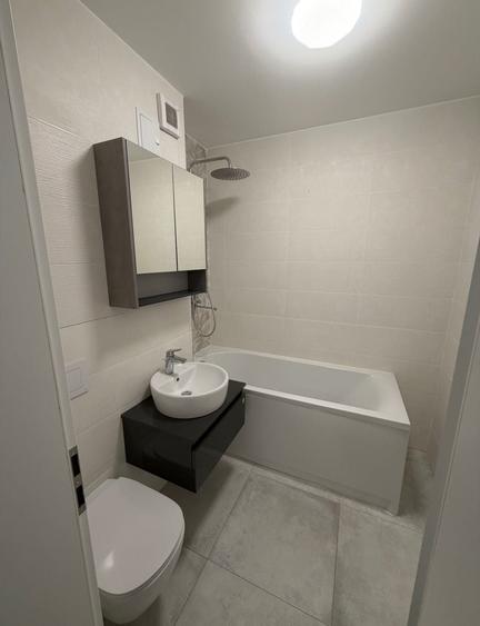 Apartament cu 3 camere decomandat în Medicină