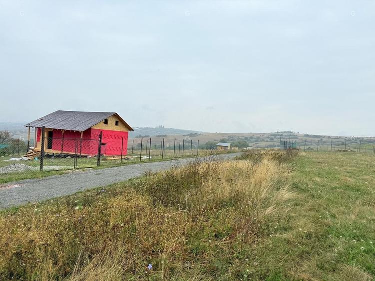 Teren agricol extravilan de 1992 mp, în Roșia