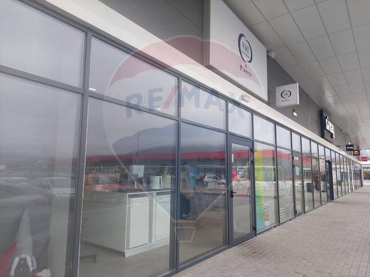 Spațiu comercial, de 89.690002441406 mp, în Nord