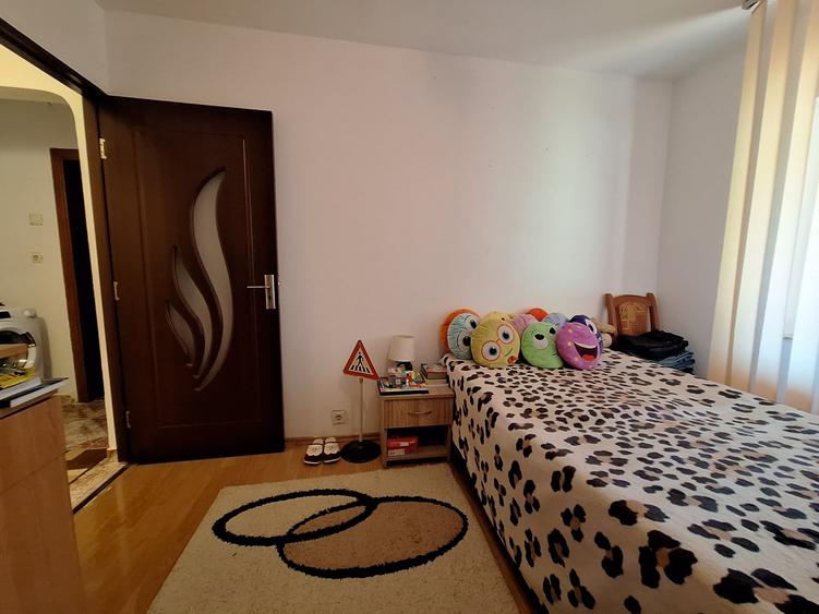 Apartament cu 3 camere decomandat, mobilat în Baba-Dochia