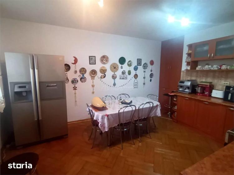 Casă cu 5 camere cu Teren 260 Mp în Piața Centrală