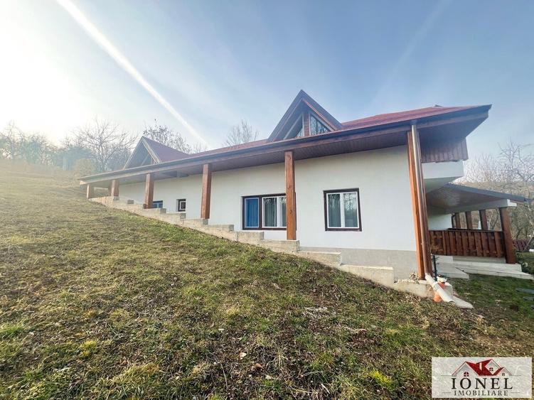 Casă individuală cu 4 camere cu Teren 2300 Mp în Est