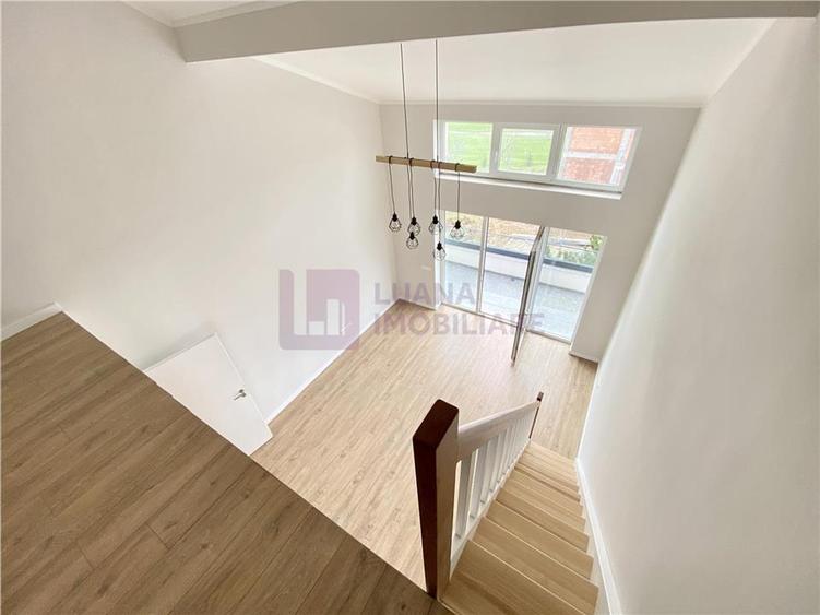Penthouse cu 4 camere decomandat în Cristian
