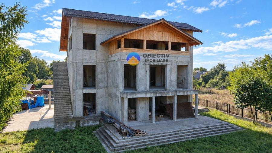 Casă individuală cu 5 camere cu Teren 1400 Mp în Central