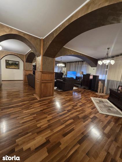 Apartament cu 5 camere decomandat în Buzaului