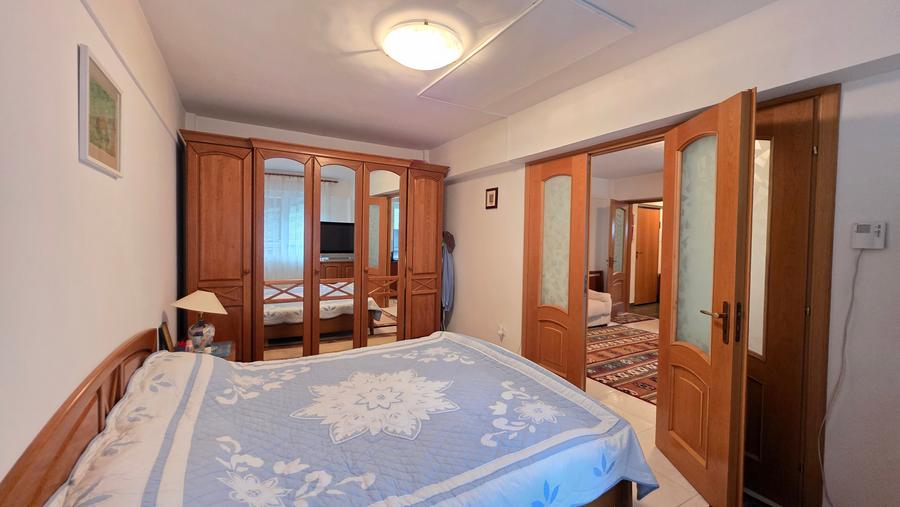 Apartament cu 3 camere semidecomandat în Calea Moroieni
