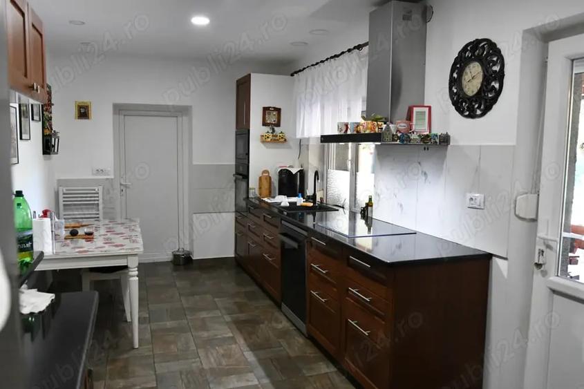 Casă cu 6 camere cu Teren 832 Mp în Fratelia