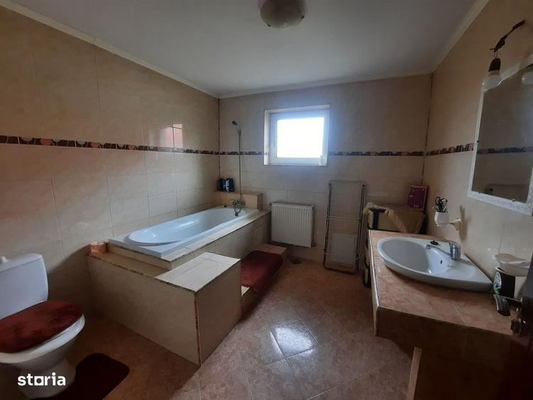Casă cu 4 camere cu Teren 1376 Mp în Moftin