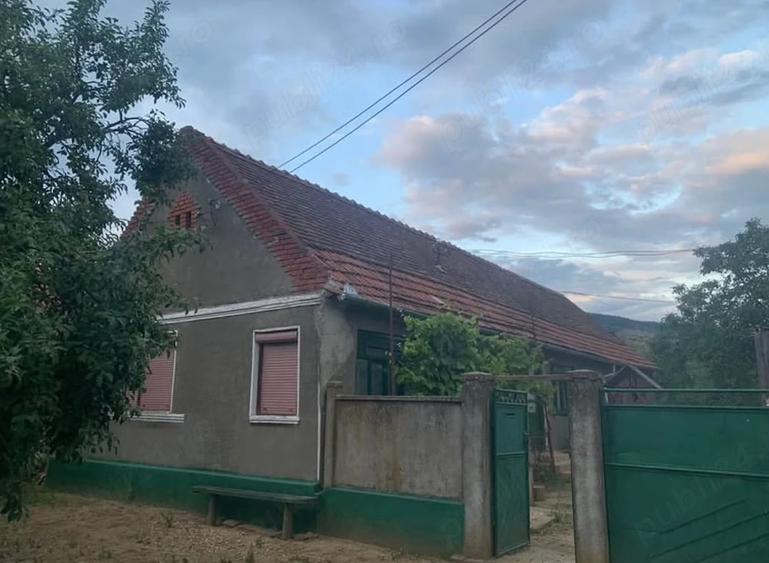 Casă cu 3 camere în Cuvin