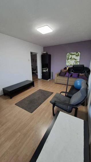 Apartament cu 3 camere decomandat în Alexandriei