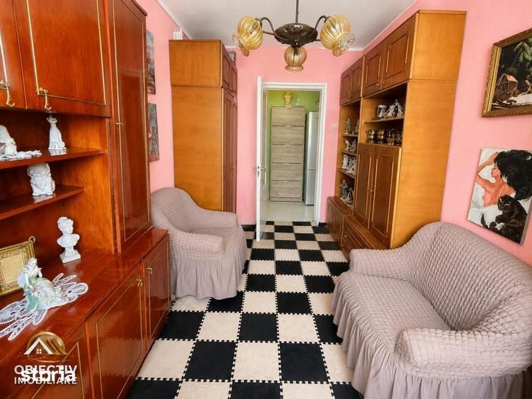 Apartament cu 3 camere semidecomandat în Vest