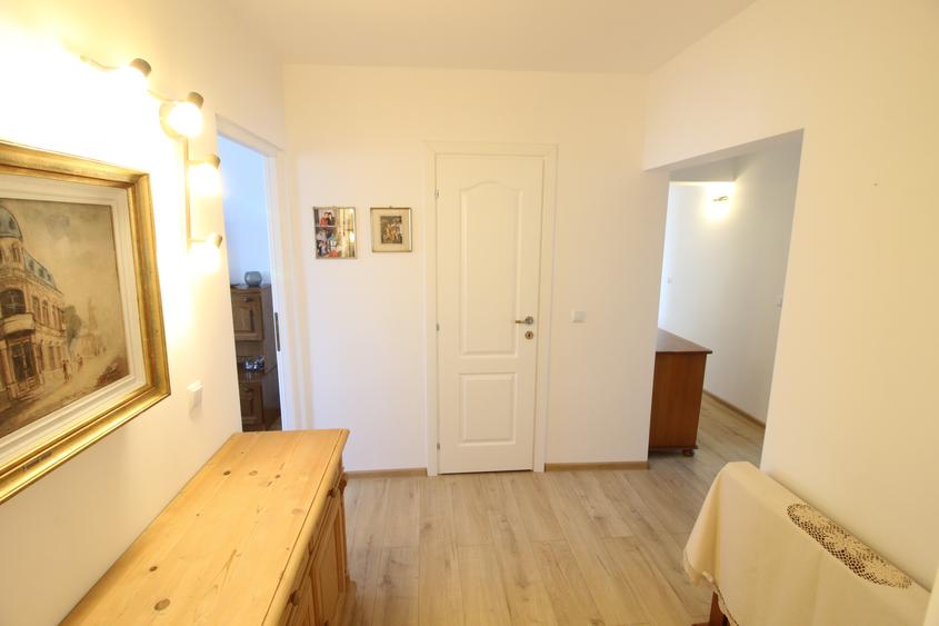 Apartament cu 4 camere decomandat, mobilat în Piața Centrală