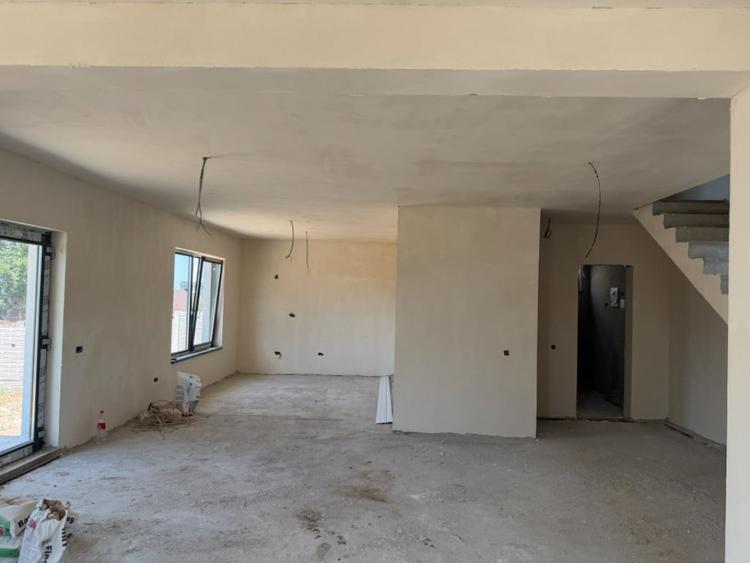 Casă cu 4 camere cu Teren 500 Mp în Central