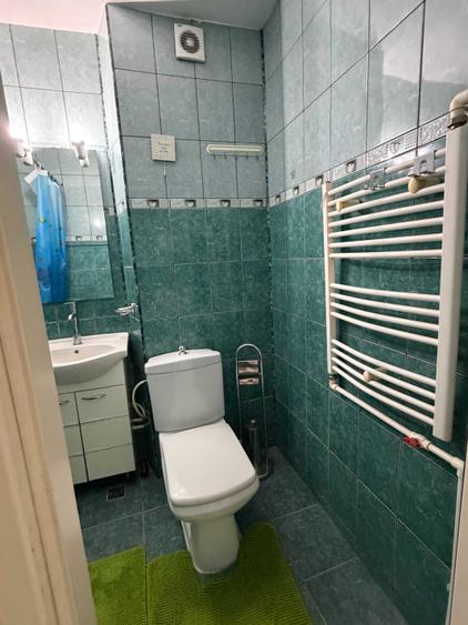 Apartament cu 3 camere semidecomandat în Berceni
