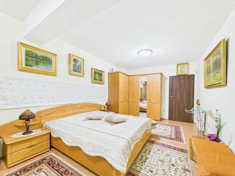 Casă cu 10 camere cu Teren 601 Mp în Central