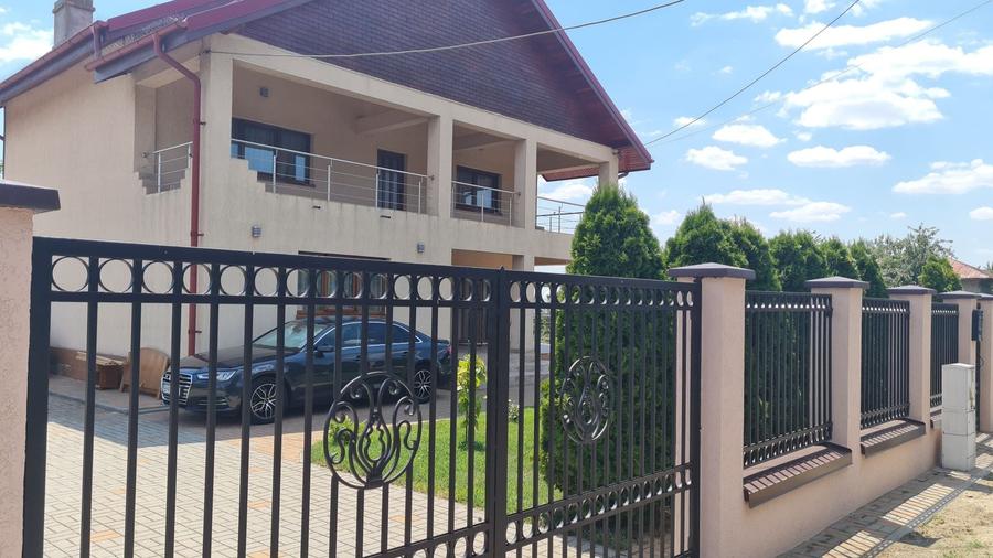 Casă individuală cu 5 camere cu Teren 4400 Mp în Ulmi