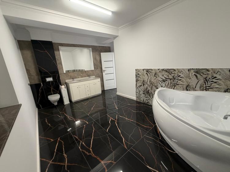 Casă individuală cu 7 camere cu Canalizare în Aradului