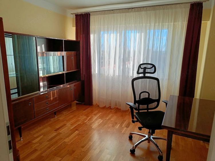 Apartament cu 4 camere semidecomandat în Dacia