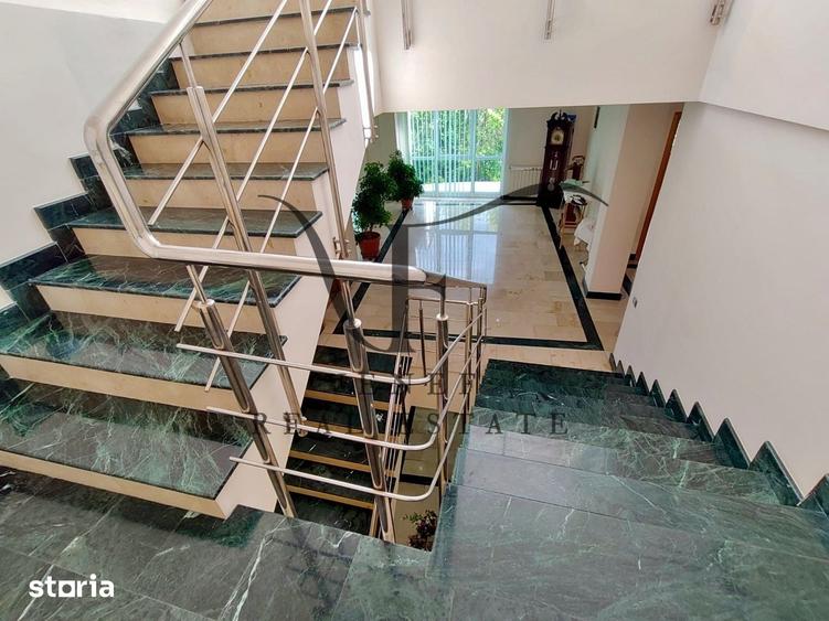 Casă cu 8 camere cu Teren 445 Mp în Primăverii