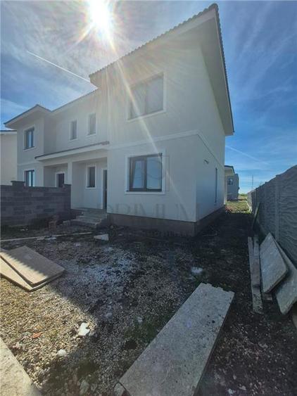 Duplex cu 4 camere cu Canalizare în Moșnița Nouă