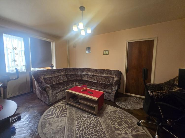 Apartament cu 3 camere decomandat în Abator