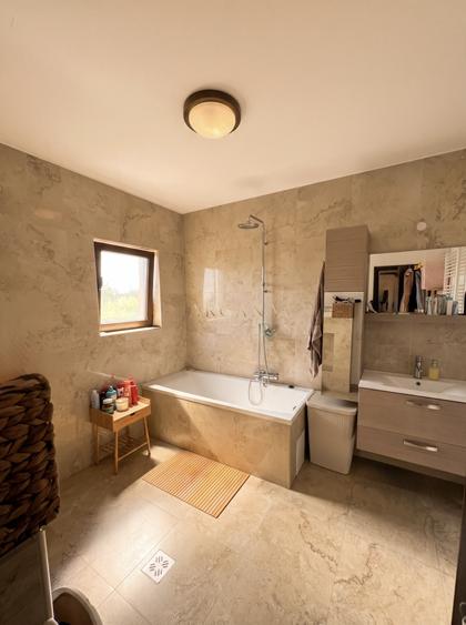 Apartament cu 3 camere semidecomandat, mobilat în Bună Ziua