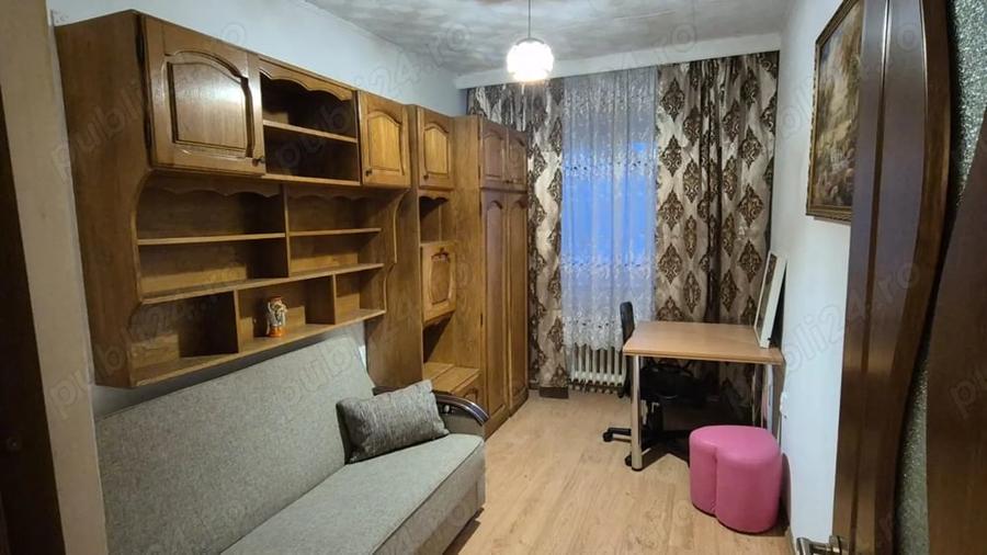 Apartament cu 3 camere semidecomandat în Central
