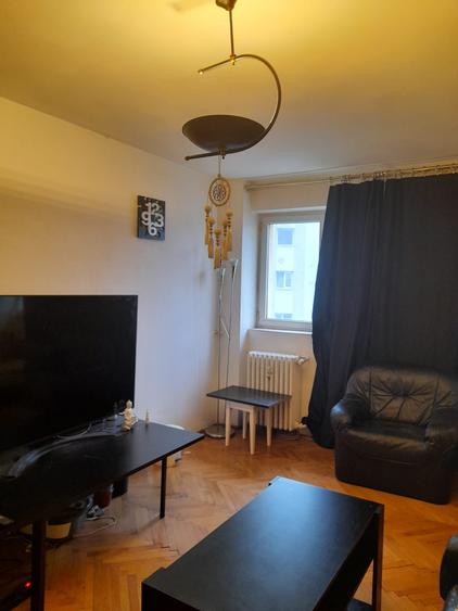 Apartament cu 3 camere semidecomandat, mobilat în Iancului