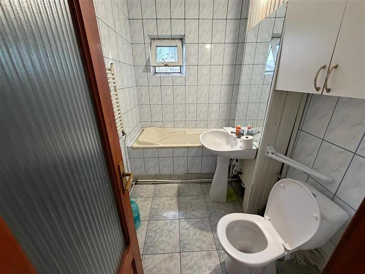 Apartament cu 4 camere semidecomandat în Central