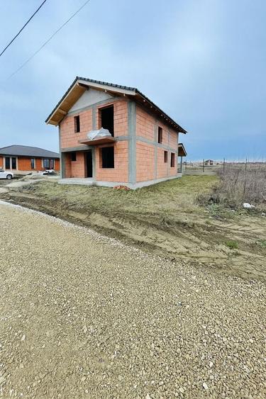 Casă cu 5 camere cu Canalizare în Exterior Est
