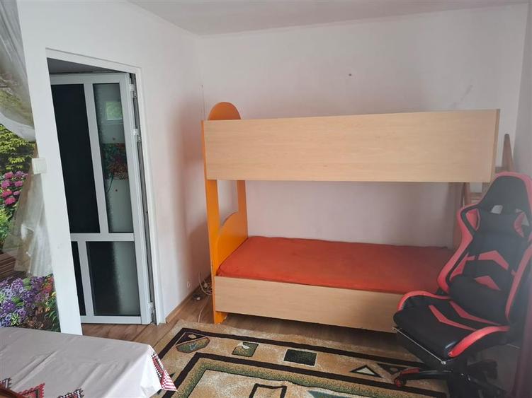 Apartament cu 3 camere semidecomandat în Podul de Piatră