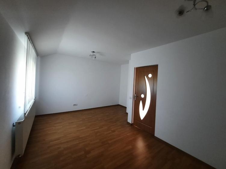 Casă individuală cu 5 camere cu Garaj în Săvinești