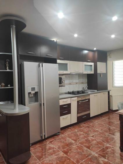 Apartament cu 3 camere decomandat în Exterior Vest