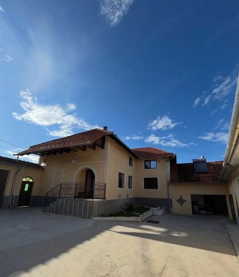 Casă cu 7 camere cu Teren 1000 Mp în Izbuc