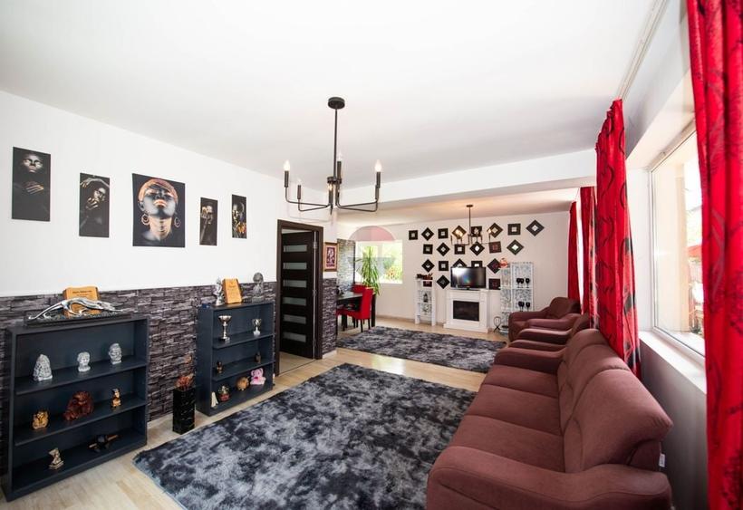 Casă individuală cu 7 camere cu Teren 383 Mp în Periferie