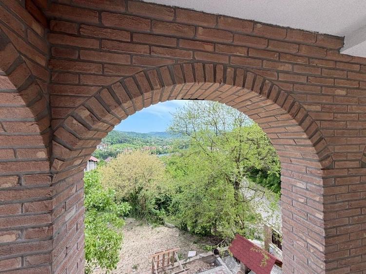 Casă cu 4 camere în Bujoreni
