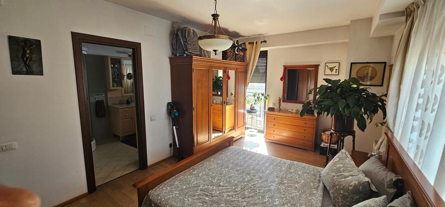 Apartament cu 4 camere decomandat în Barbu Văcărescu